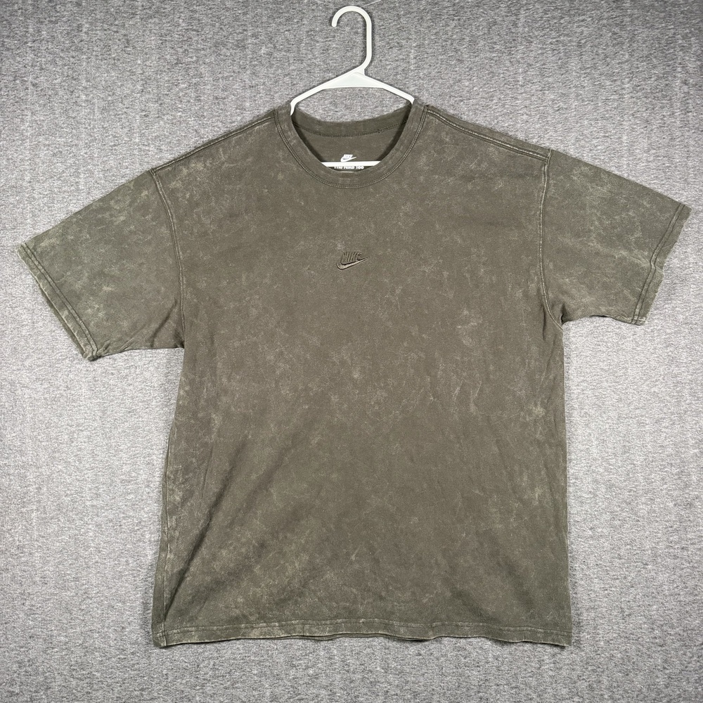Nike T Shirt Mens Large Green Loose Fit The Nike Tee Embroidered Swoosh Logo